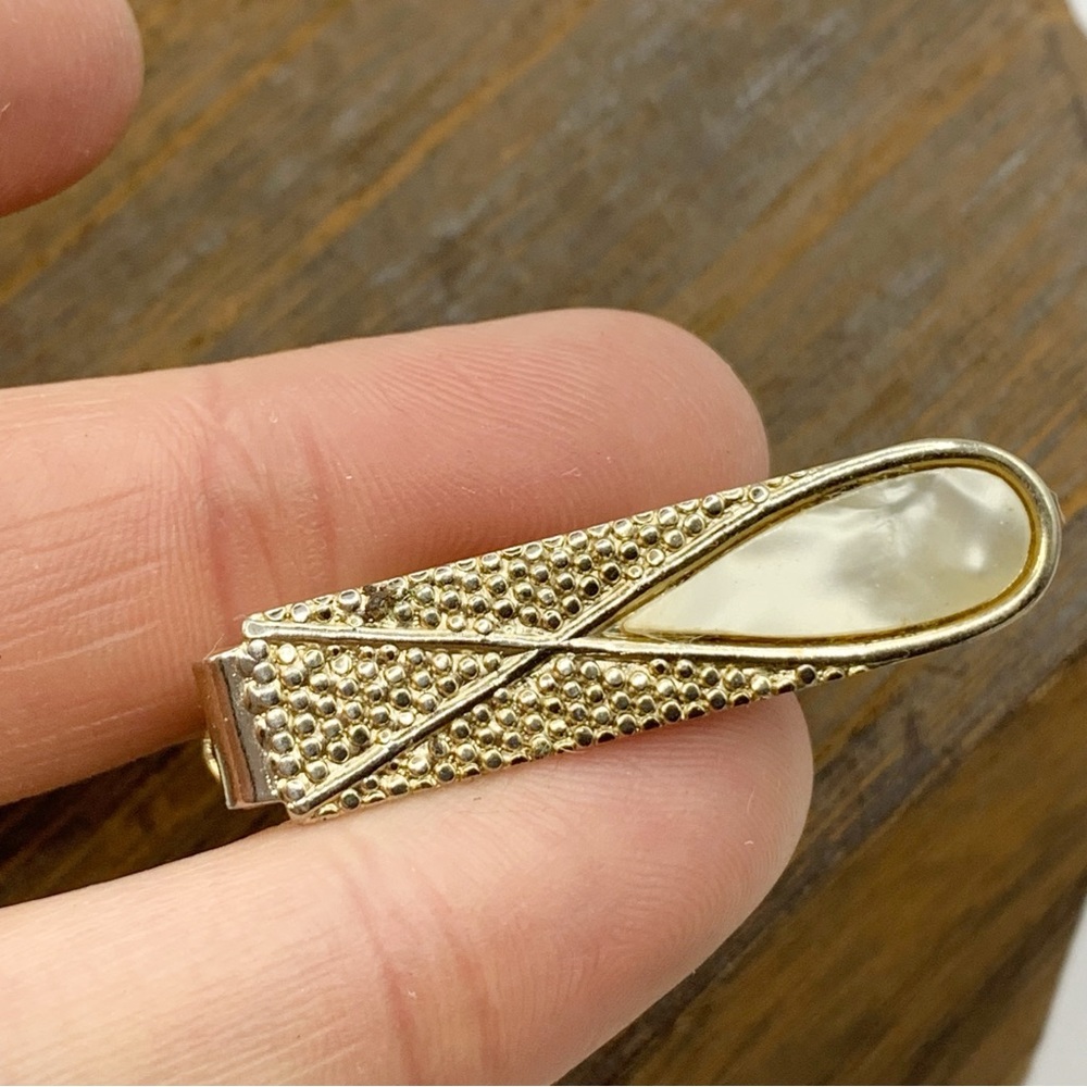 Vintage MCM mother of pearl inlay textured gold tone tie bar clip - Picture 5 of 6